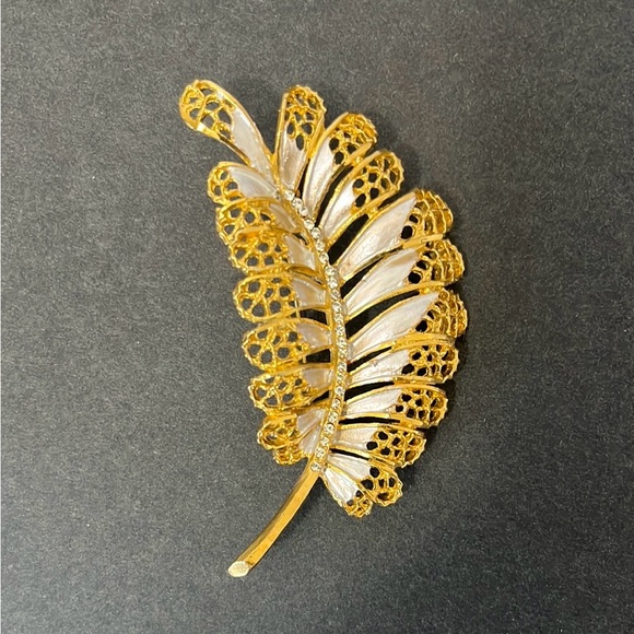 Vintage BSK Gold Tone Leaf Floral Rhinestone Signed Brooch Clip On Earring Set - Picture 2 of 11